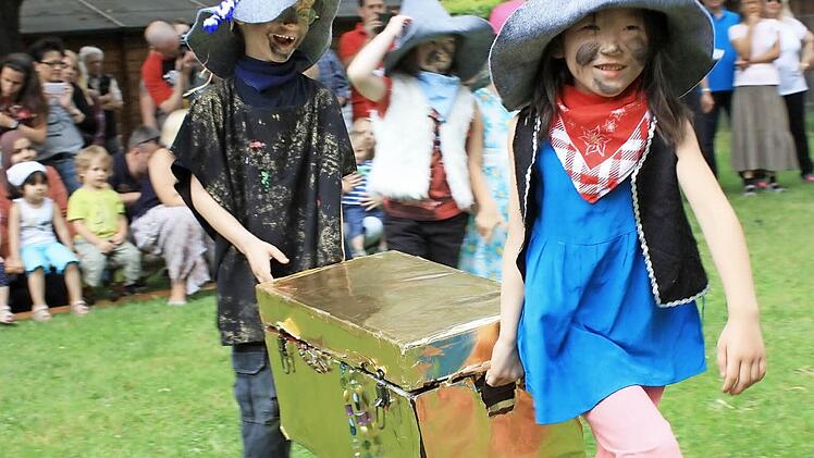 Die Schatzkiste war nicht nur für die Räuber interessant. Beim Sommerfest des Kinderhauses stand das Teilen im Mittelpunkt. Foto: privat
