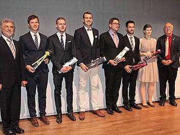 Jörg Spiekermann, Martin Hummel und Moritz Kori sind die besten Absolventen im Bereich Fleischtechnik. Die besten Verarbeitungstechniker sind Josef Reinelt, Tobias Reiter und Eva-Maria Hlafka. Links: Rektor Hans W. Hofmann  Fotos: Kathatrina Müller-Sanke