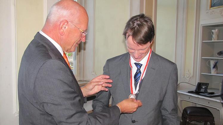 Prof. Dr. Johannes Kraft erhielt aus den Händen von Bezirkstagspräsident Dr. Günther Denzler die Ehrenmedaille des Bezirks Oberfranken in Silber. Foto: Martin Koch