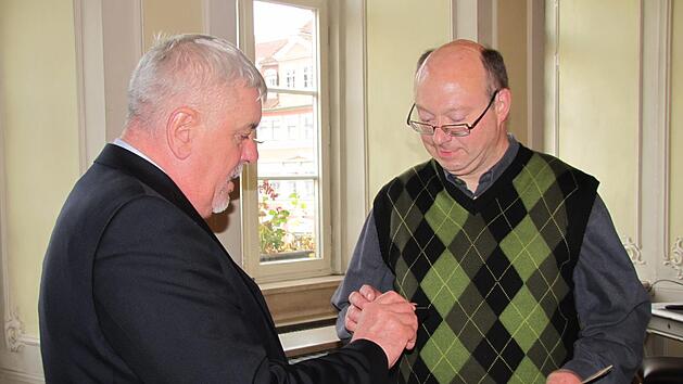 Oberb&uuml;rgermeister Norbert Tessmer zeichnet den Vorsitzenden der Reservistenkameradschaft Coburg und Hauptmann der Reserve Bernd Br&uuml;ckner mit der silbernen Verdienstspange des Volksbundes Deutsche Kriegsgr&auml;berf&uuml;rsorge aus. Foto: Martin Koch