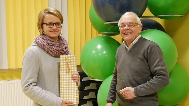 Ina Roth erhielt von den Mitgliedern mächtig Applaus für  ihre hervorragenden Leistungen und von Volker Knauer ein  Dankeschön-Präsent.Manja von Nida