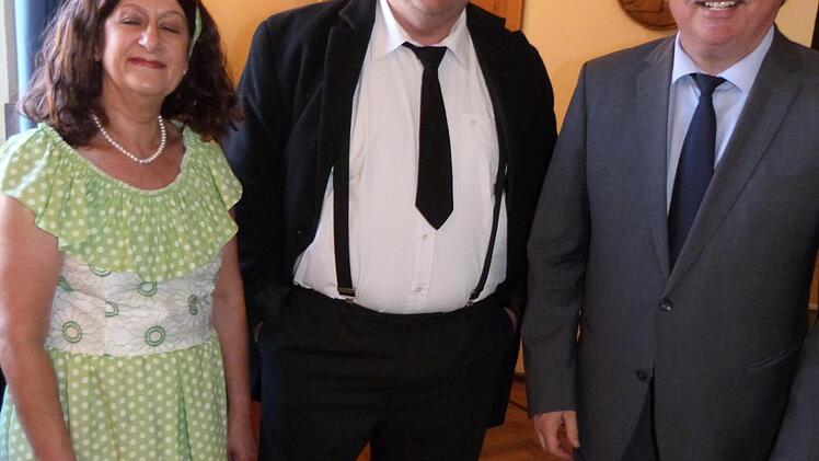 Landrat Klaus Peter Söllner staunte nicht schlecht, dass sich sein Mitarbeiter Holger Böhm als "Charly Chaplin" präsentierte. Links Barbara Gewinner.
