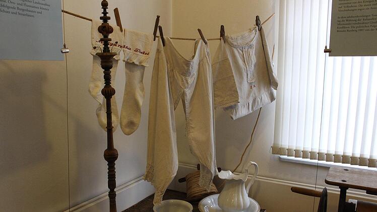 Auch das ist im Stadtmuseum zu finden: Unterwäsche von anno dazumal und tönernes Geschirr. Foto: Evi Seeger