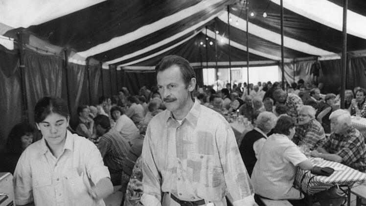 Wirt Hans Gumbrecht, mit Tochter Silke, im Festzelt zur 950-Jahr-Feier von Obermembach im Jahr 1998.  Foto: FT-Archiv