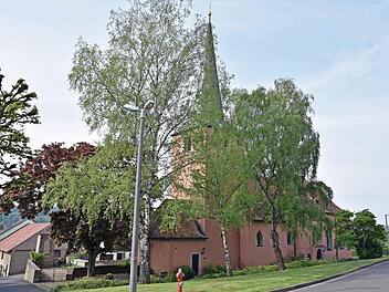 Bevor die Gemeinde Gädheim mit der Dorferneuerung in Ottendorf beginnen kann, muss die Sankt-Jodokus-Kirche saniert werden. Allerdings kann die Gemeinde ihre Baulast nicht in voller Höhe übernehmen, da sonst das Geld für die Dorferneuerung fehlen würde.  Foto: Ulrike Langer