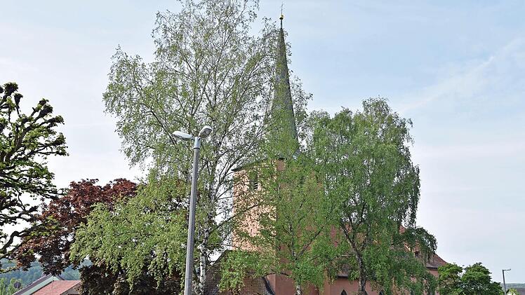 Bevor die Gemeinde Gädheim mit der Dorferneuerung in Ottendorf beginnen kann, muss die Sankt-Jodokus-Kirche saniert werden. Allerdings kann die Gemeinde ihre Baulast nicht in voller Höhe übernehmen, da sonst das Geld für die Dorferneuerung fehlen würde.  Foto: Ulrike Langer