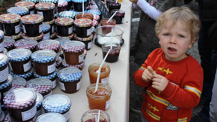 Probieren am Gelee -Stand f&uuml;r die J&uuml;ngsten