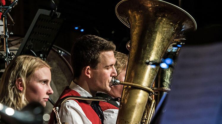 Mitreißender Auftritt: Beim Weihnachtskonzert beeindruckten das Jugendorchester und der Musikverein Stadt Rödental in der fast ausverkauften Franz-Goebel-Halle.Foto: Jochen Berger