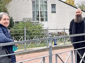 Kontaktpflege auf Abstand: Sabine Doerenkamp-Steiner, Leiterin der Kontaktstelle Selbsthilfe, und Marcus Schmutzer von der Selbsthilfegruppe "freitags - Depression" Fotos: Christiane Lehmann