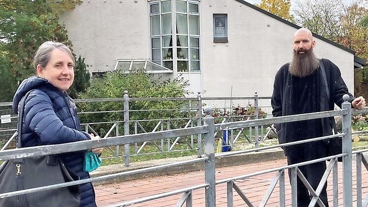 Kontaktpflege auf Abstand: Sabine Doerenkamp-Steiner, Leiterin der Kontaktstelle Selbsthilfe, und Marcus Schmutzer von der Selbsthilfegruppe "freitags - Depression" Fotos: Christiane Lehmann