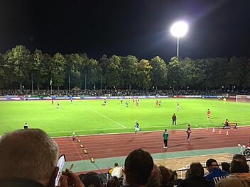 Eine wunderbare Atmosphäre herrschte im Sachs-Stadion, aber gefeiert wurde später nur im Gästeblock. Foto: Jürgen Schmitt