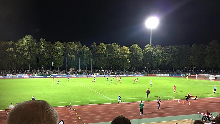 Eine wunderbare Atmosphäre herrschte im Sachs-Stadion, aber gefeiert wurde später nur im Gästeblock. Foto: Jürgen Schmitt