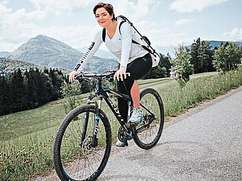 Die Violinistin Franziska Strohmayr f&auml;hrt mit den Rad zu ihren Konzertorten. Niko Zuparic
