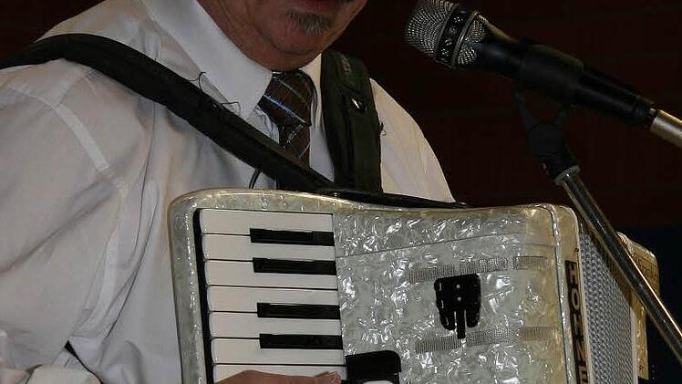 "Frankensima" Philipp Simon Goletz sang die "Kumpferdorfer Nationalhymne".