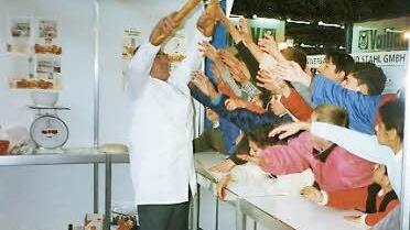 Gottfried Schneid verteilt Brot an seinem Ausstellungsstand auf einer Messe in Moskau. Foto: privat