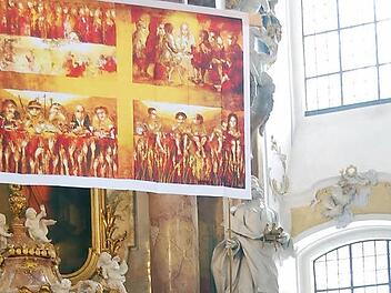 Das Misereor-Hungertuch, eine übergroße Kopie war im Altarraum gespannt, malte die bolivianischen Künstlerin Ejti Stih. Es thematisiert den weltweiten Hunger.  Fotos: Andreas Welz
