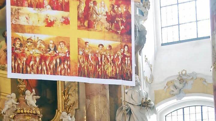 Das Misereor-Hungertuch, eine übergroße Kopie war im Altarraum gespannt, malte die bolivianischen Künstlerin Ejti Stih. Es thematisiert den weltweiten Hunger.  Fotos: Andreas Welz