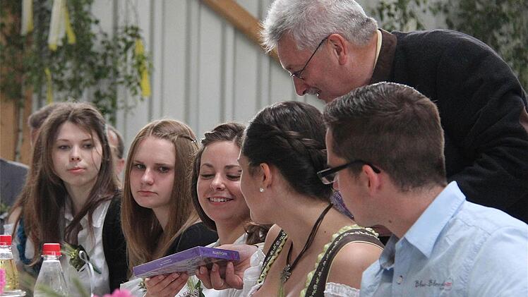 Kreisobmann Peter Hart bedankt sich bei den Ehrendamen.
