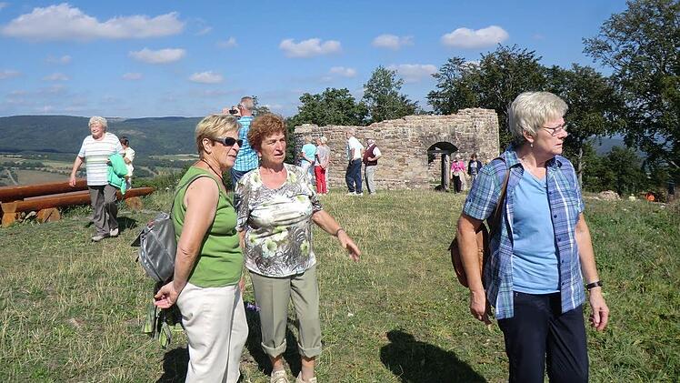 Die Oberthulbaer Senioren besuchten die Osterburg. Fotos: Straub