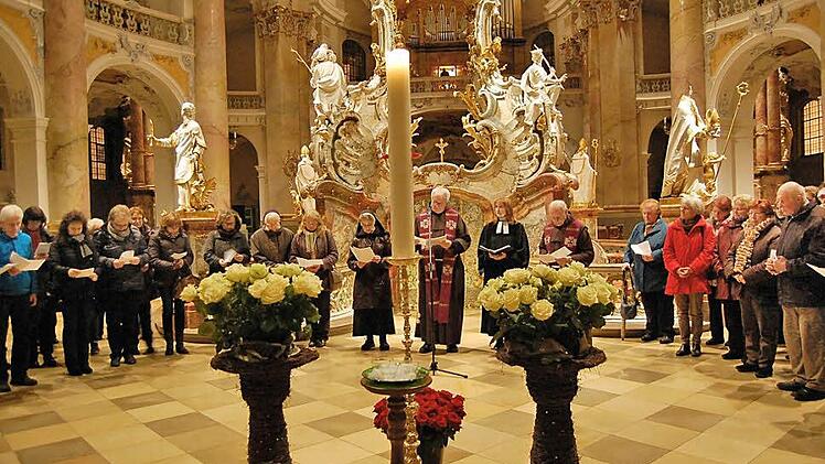 Sie gestalteten die "Oase des Trostes" (von links): Schwester Alexia, Pater Heribert, die evangelische Pfarrerin Sabine Schmid-Hagen und Pater Bernhard.  Foto: Andreas Welz