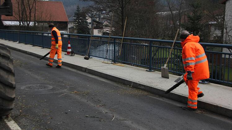 Mit Laubbläsern wurde Astmaterial von der Fahrbahn geblasen.  Foto: Friedwald Schedel