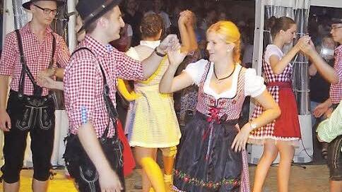 Die Jugendgruppe zeigte schöne alte Tänze.