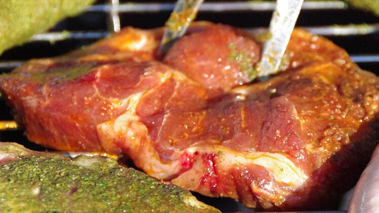 Ein Steak sollte zunächst beiderseits bei großer Hitze scharf angebraten werden, damit sich die Poren schließen. Foto: Dominic Meißner