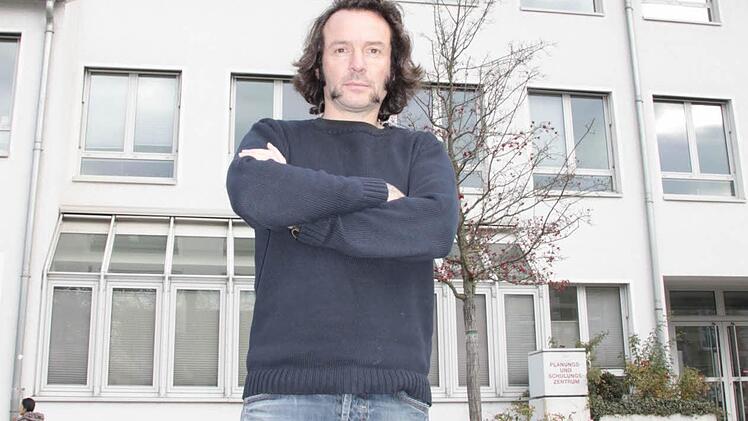 Arne Quinze vor dem Sparkassen-Schulungszentrum.