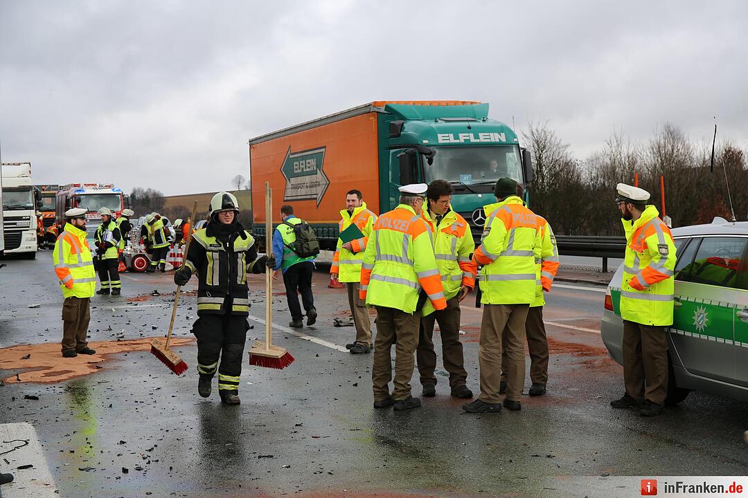 Autobahn nach Kollision von fünf Fahrzeugen komplett gesperrt - Mehrere Personen verletzt