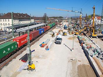 Auf Hochtouren laufen die ICE-Ausbauarbeiten derzeit am Bahnhof in Forchheim.  Foto: Hannes Frank
