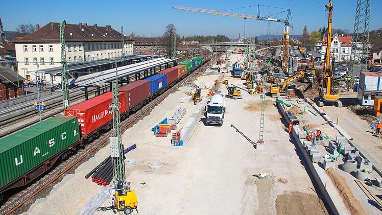 Auf Hochtouren laufen die ICE-Ausbauarbeiten derzeit am Bahnhof in Forchheim.  Foto: Hannes Frank