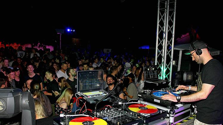 Zur Musik von vier DJs tanzten die Partyg&auml;nger ab. Monika Limmer