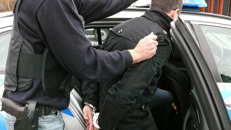 W&auml;hrend ein anderer Mann festgenommen wurde, stahl ein 22-J&auml;hriger eine Tasche aus einem Polizeiauto. Nun wurde er selbst verhaftet. Symbolfoto: Bundespolizei