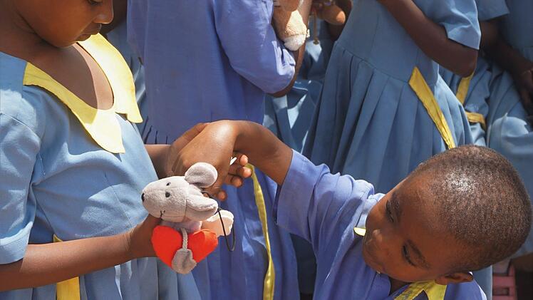 Die Kinder freuten sich &uuml;ber die Pl&uuml;schtiere, Spenden aus Deutschland, die die Helfer mitgebracht haben.Uwe Tobaben
