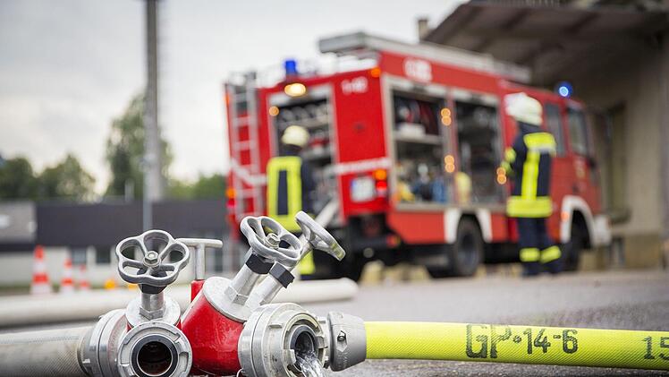 In einer Kugellagerfabrik im unterfränkischen Schweinfurt ist am Dienstag ein Feuer ausgebrochen. Fünf Menschen kamen vorsorglich in Krankenhäuser. Symbolfoto: Jennewein Photo/Adobe Stock