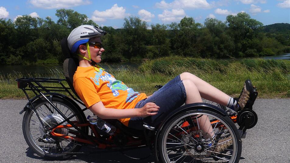 Weil der 17-jährige Bastian an einer Stoffwechselstörung leidet, fällt es ihm schwer, geeignete Hobbys zu finden. Das Radfahren ist jedoch seine große Leidenschaft. Foto: Julia Scholl