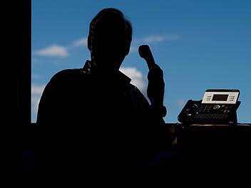 Betrüger haben sich am Telefon als Polizisten ausgegeben und so versucht, Geld zu ergaunern.  Symbolbild: Julian Stratenschulte/dpa