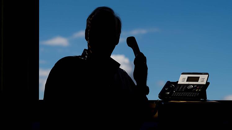 Betrüger haben sich am Telefon als Polizisten ausgegeben und so versucht, Geld zu ergaunern.  Symbolbild: Julian Stratenschulte/dpa