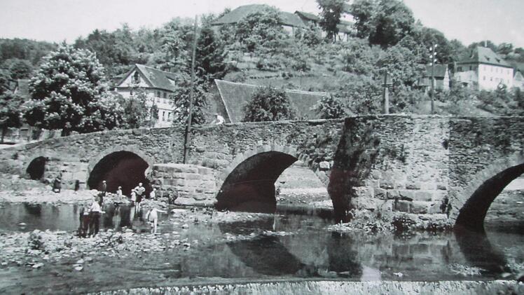 Die historische Auraer Saalebrücke wurde 1962 durch ein zeitgemäßes Brückenbauwerk ersetzt.  Foto: Archiv Renate Graser