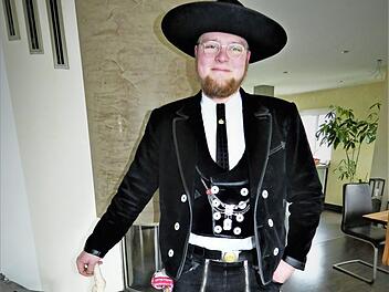 Zu einem Wandergesellen gehören auch die passende Zunftkleidung, ein schwarzer Hut und ein Wanderstock, den sich Dominic Kohl aus gedrehtem Holz selbst angefertigt hat. Das wenige Hab und Gut trägt er in einem Stofftuch.