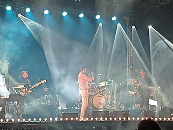 Till Brönner hatte wirklich tolle Kollegen dabei: Bruno Müller (Gitarre), Rainer Böhm (Klavier), Christian Frentzen (Keyboard), Mark Wyand (Tenorsaxofon), Christian von Kaphengst Bass) und David Haynes (Schlagzeug) - alles Leute, mit denen er scho...