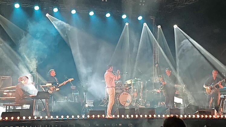 Till Brönner hatte wirklich tolle Kollegen dabei: Bruno Müller (Gitarre), Rainer Böhm (Klavier), Christian Frentzen (Keyboard), Mark Wyand (Tenorsaxofon), Christian von Kaphengst Bass) und David Haynes (Schlagzeug) - alles Leute, mit denen er scho...