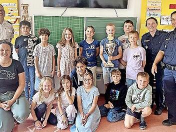 Die Gaustadter Grundschüler der Klasse 4a erhielten von Polizeibeamten den Pokal für den ersten Platz, den sie bei der Verkehrserziehung erzielten.