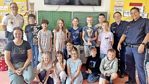 Die Gaustadter Grundschüler der Klasse 4a erhielten von Polizeibeamten den Pokal für den ersten Platz, den sie bei der Verkehrserziehung erzielten.