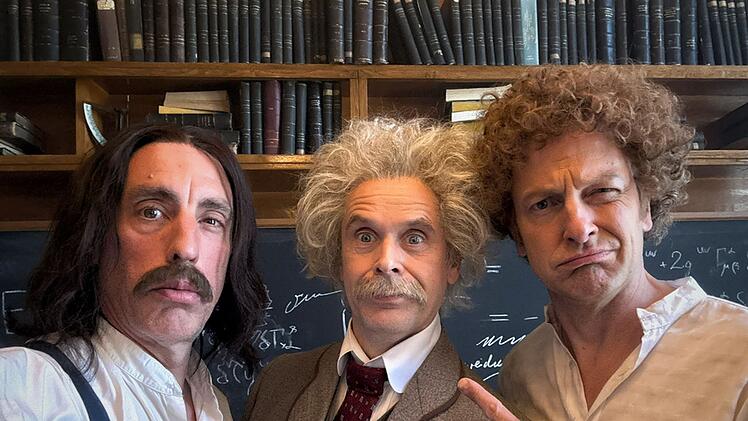 Im Einsatz bei einem Genie. Die Kassalleks m&uuml;ssen die Heizung des weltber&uuml;hmten Astrophysikers reparieren (von links): Horst Kasallek (Alexander Schubert) Albert Einstein (Matthias Matschke) und J&uuml;rgen Kasallek (Holger Stockhaus).