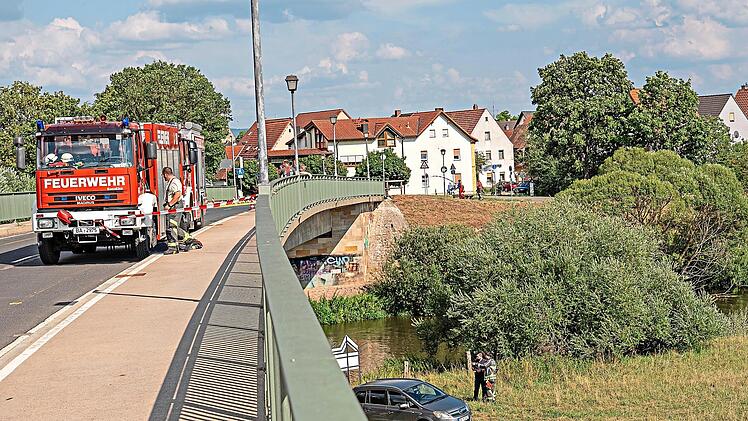 Die Feuerwehr sperrte das Ufer wegen Schaulustigen ab.