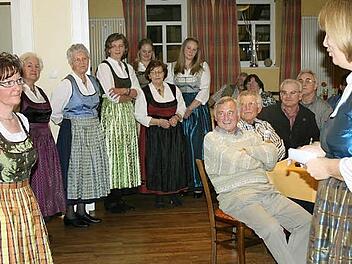 Barbara Rziha (rechts) präsentiert die selbst genähten Trachten. Fotos: Mathias Erkwein
