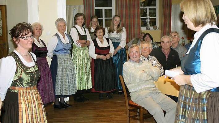 Barbara Rziha (rechts) präsentiert die selbst genähten Trachten. Fotos: Mathias Erkwein