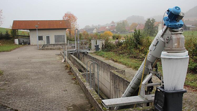 Die Anlage befindet sich südwestlich  des Pfarrweisacher Gemeindeteils Junkersdorf (im Hintergrund).