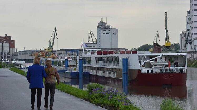 Die Schiffe im Bamberger Hafen liegen erst mal fest, so lange das Hochwasser das Hochwasser andauert.